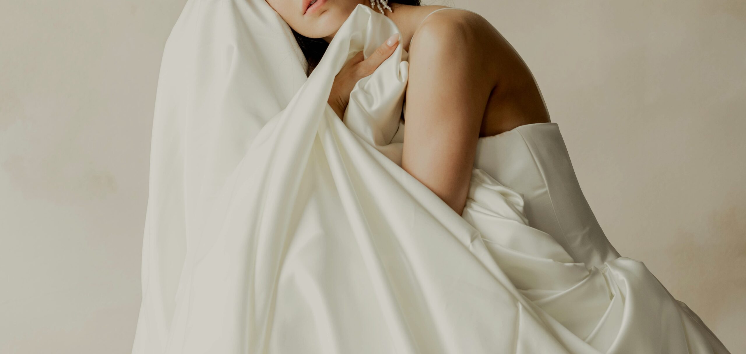 Sposa con abito da sposa in seta, matrimonio esclusivo Italia Divina Weddings